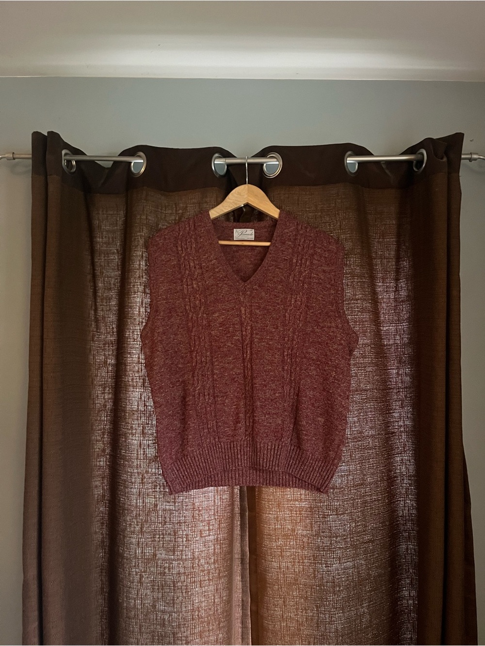 Men's Cable Knit V-Neck Sweater Vest - Maroon